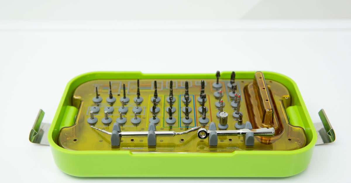 Primer plano de instrumentos dentales sobre una bandeja clínica