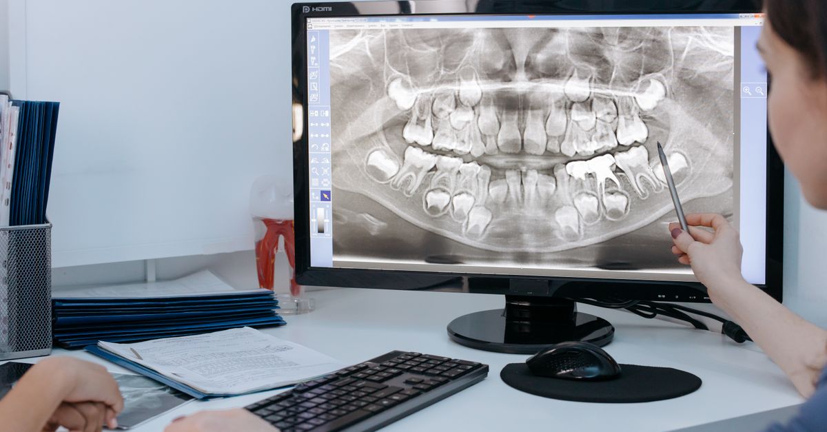 Odontóloga revisando una radiografía dental en pantalla